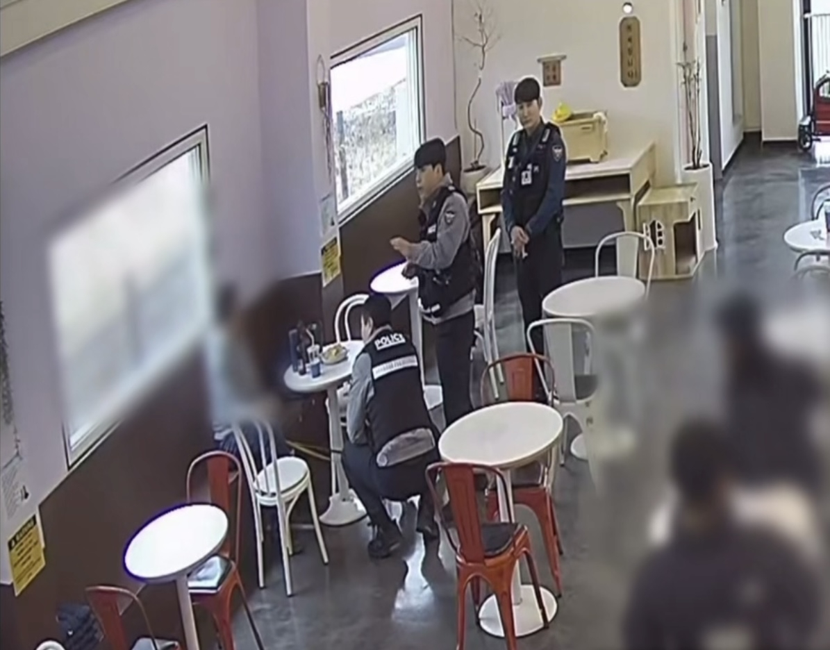 ‘Pet-friendly’ law not so user-friendly as cafe owners, customers face strict rules — Korea JoongAng Daily - Daily News from Korea cover