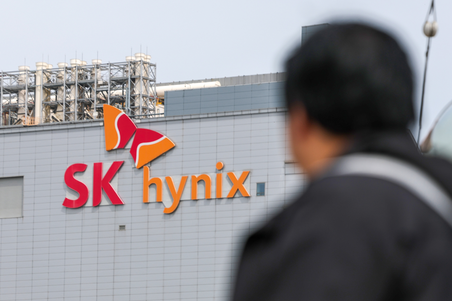 SK hynix forecasts prolonged chip supercycle with supply constraints to persist 3 more years episode artwork