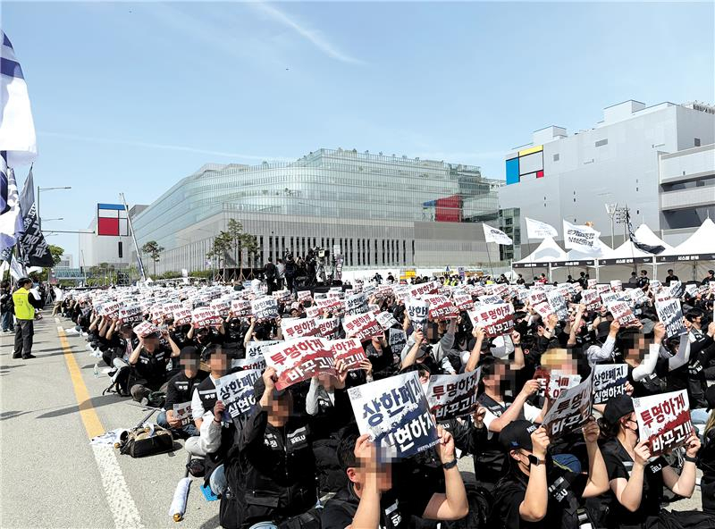 Samsung is making record profits. But why are employees leaving in droves for a key competitor? episode artwork