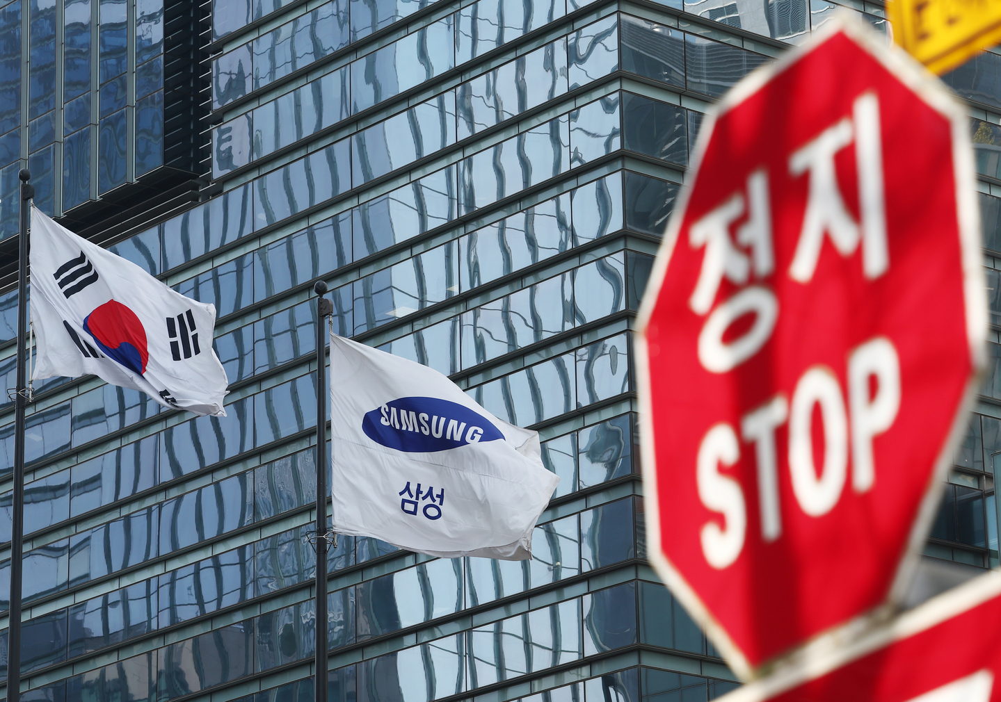 Brokerages sour on Samsung as union bonus demands threaten profits episode artwork