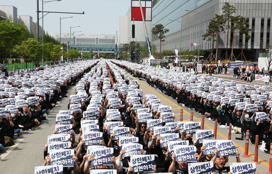 Who gets the windfall? Unions push for a larger share of extraordinary profits. episode artwork