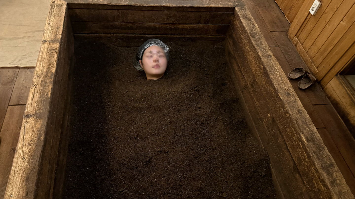 Buried alive for wellness: Enzyme spas offer hot, claustrophobic way to detox episode artwork