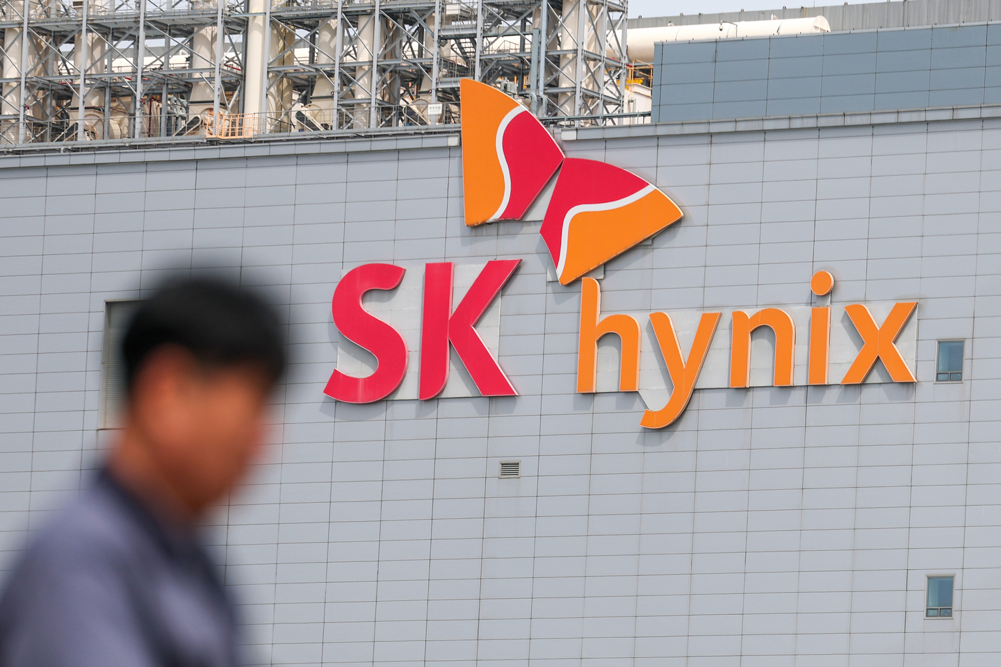 SK hynix set a new bonus standard. It could jeopardize competitiveness across sectors. episode artwork