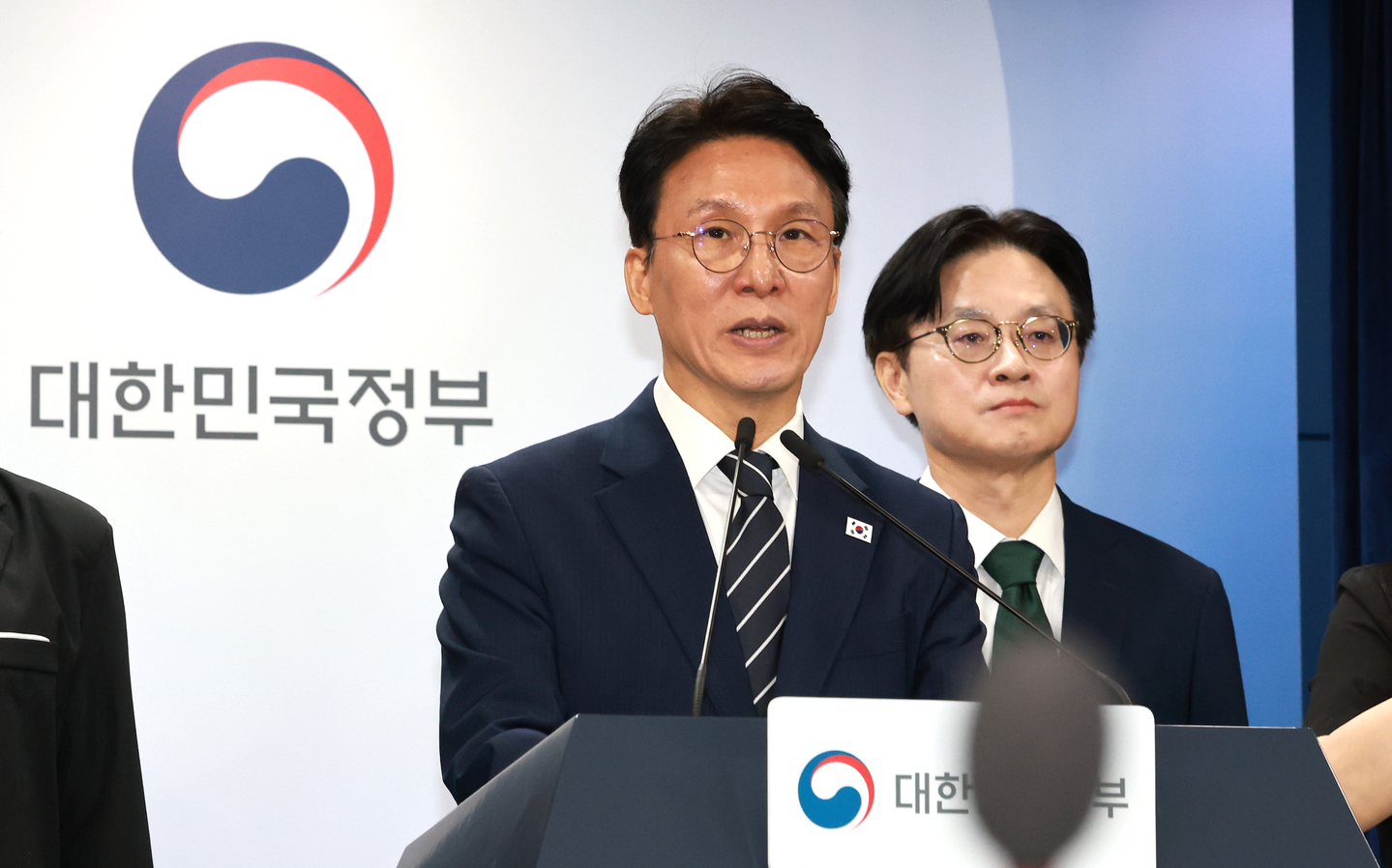 Prime minister urges Samsung Electronics, union to reach last-minute deal before strike episode artwork