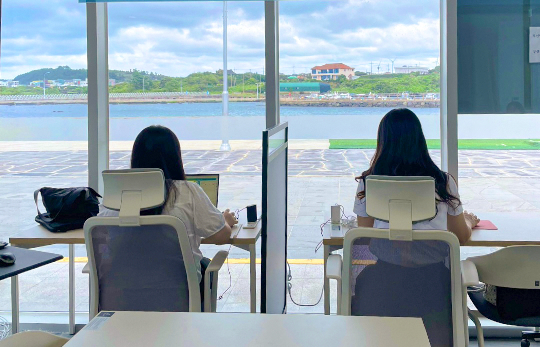 Jeju to halve salary requirement, triple stay limit for 'workcations' in bid to attract more digital nomads episode artwork