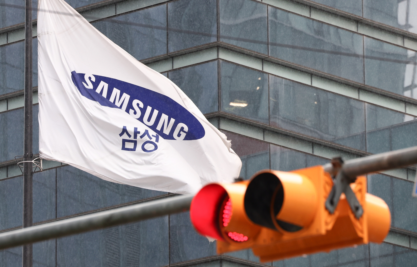 Labor minister steps in as Samsung bonus talks stall hours ahead of strike episode artwork