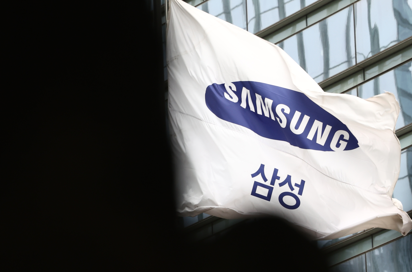 Samsung's $20 billion bonus deal fuels wage demands beyond AI sector episode artwork