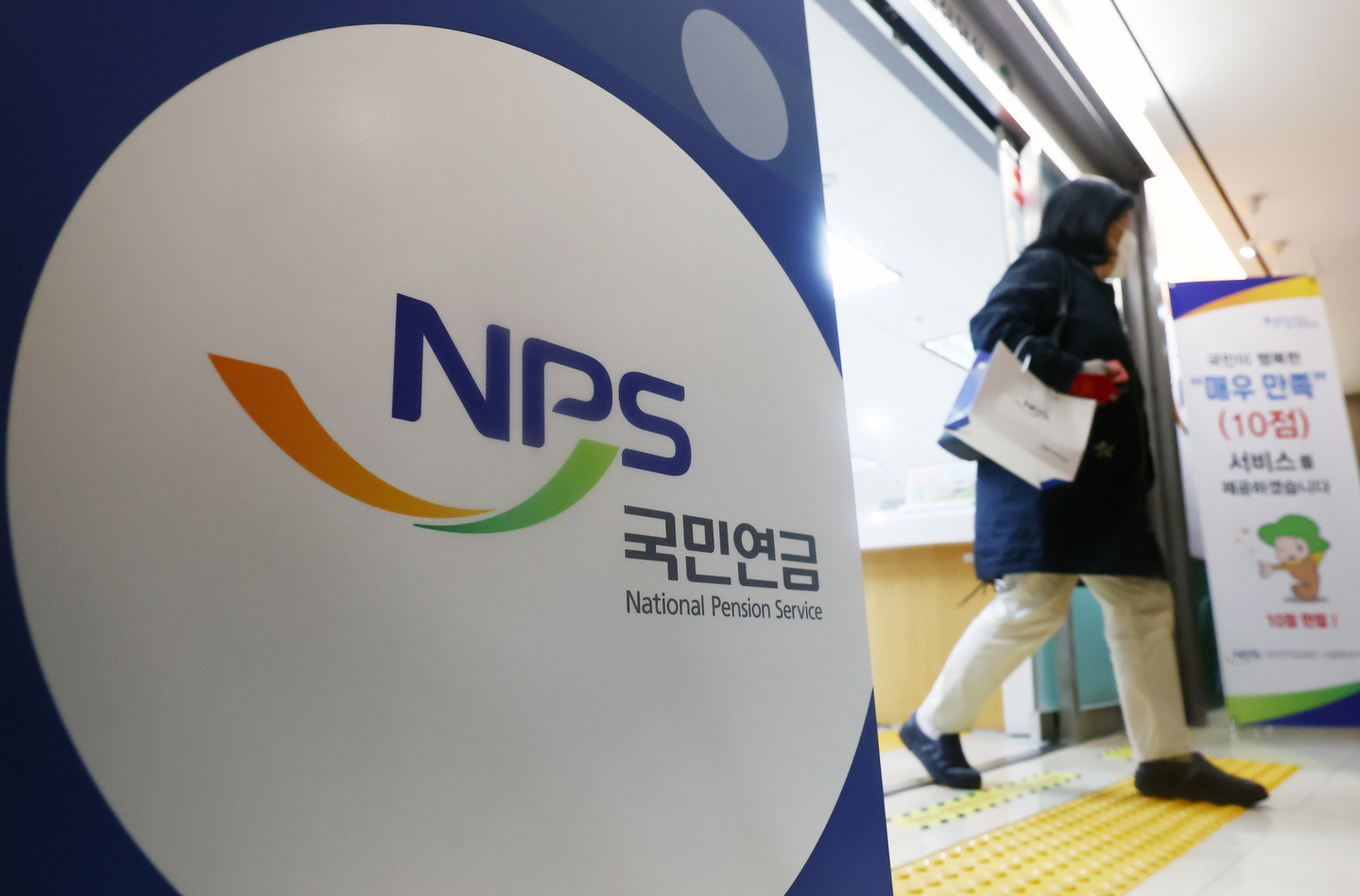 NPS reports record gains amid stock market rally, but experts warn against excessive optimism episode artwork