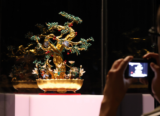 From clay wine bottle to Dior bag: Exhibits showcase diplomatic gifts between Korea and France episode artwork