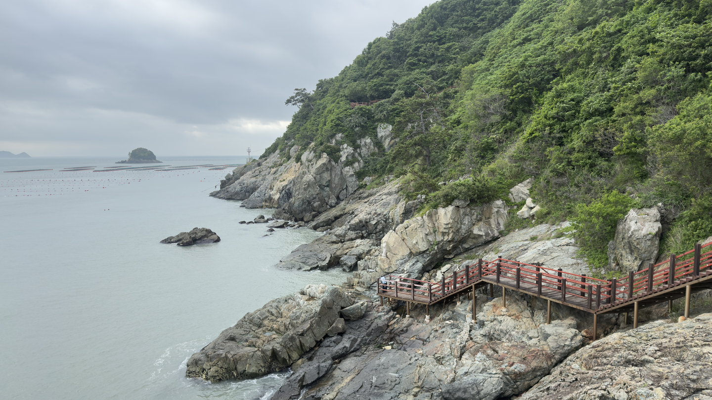 Along Dulle Trail, travelers can see a thousand faces of Korea episode artwork